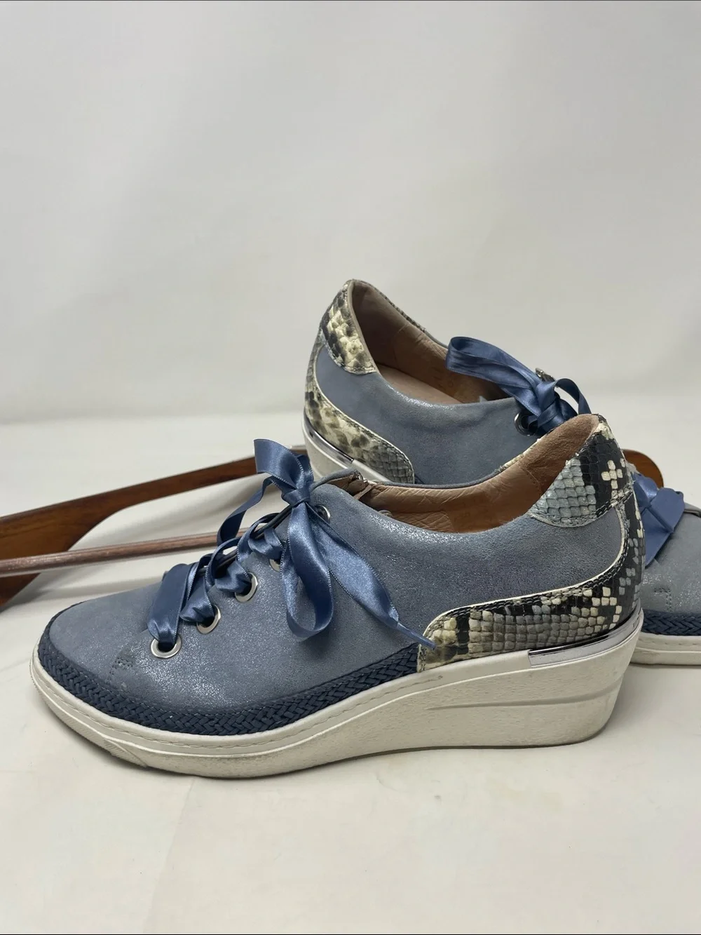Softwaves Blue & Snakeskin Print Lace-Up Wedged Sneakers Size 9.5
